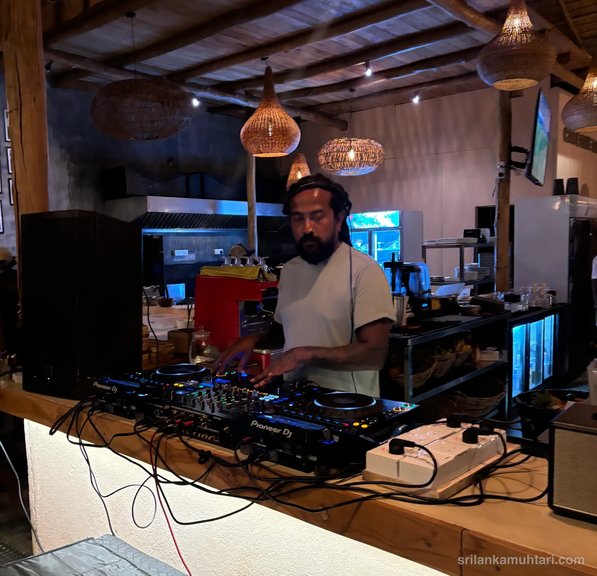 Mekan sahibi Namal bazen DJ'lik yapıyor.