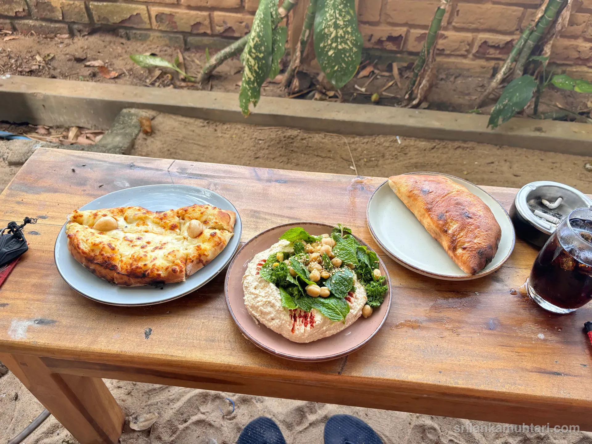 Humus ve bahsettiğim ekmek...