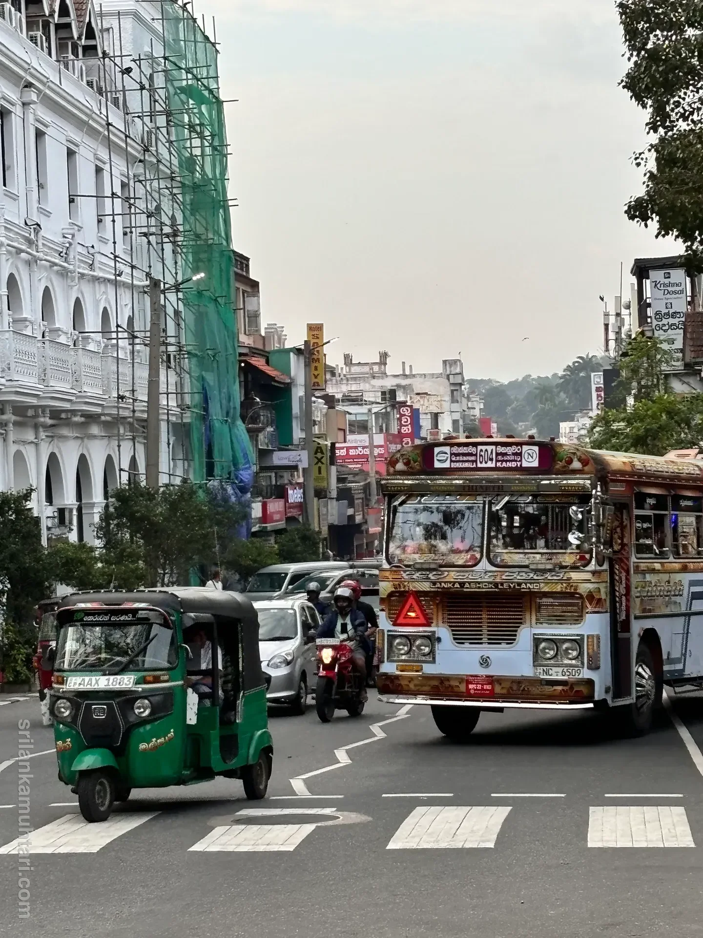 Sri Lanka'da trafik soldan akar. Otobüsler ve tuk-tuk'larla birlikte dikkatli olun.