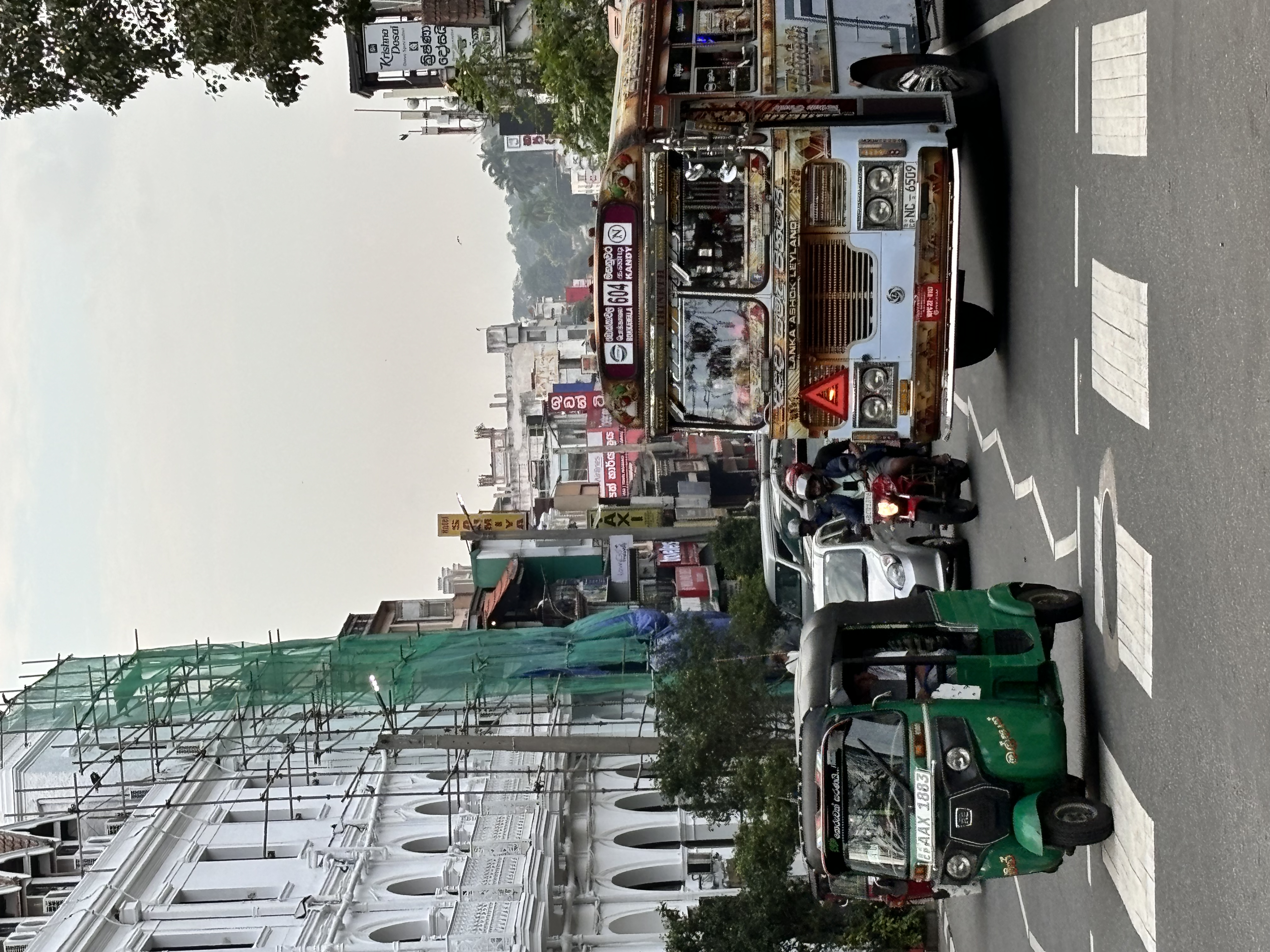 Sri Lanka'da trafik soldan akar. Otobüsler ve tuk-tuk'larla birlikte dikkatli olun.
